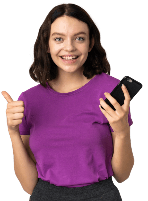 Mulher alegre segurando smartphone