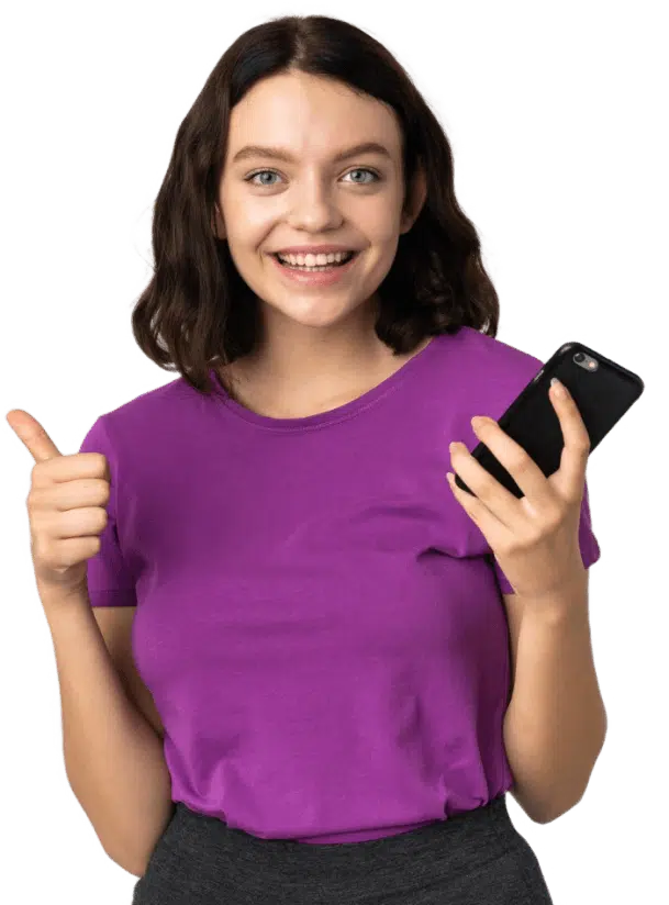 Mulher alegre segurando smartphone